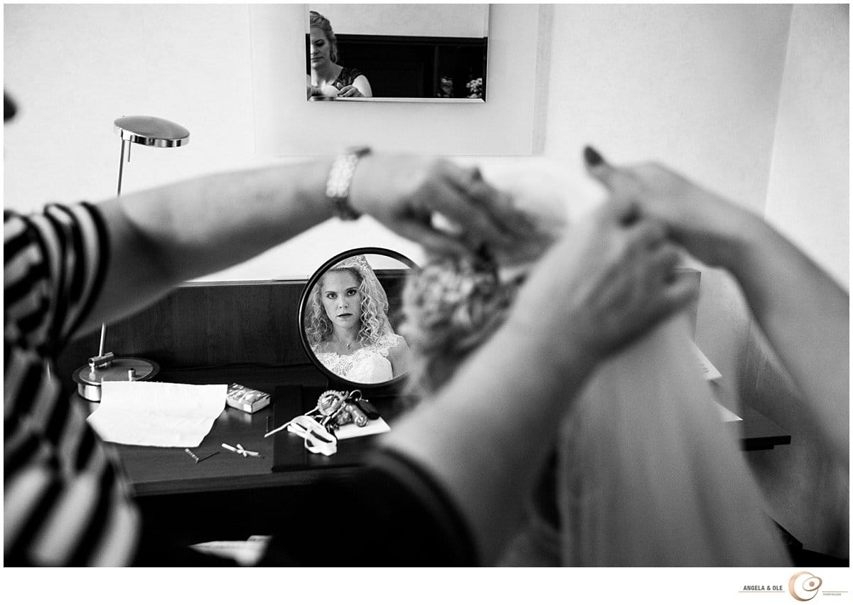 standesamtliche Trauung Godesburg - Hochzeitsfotograf Bonn - Braut bekommt Schleier